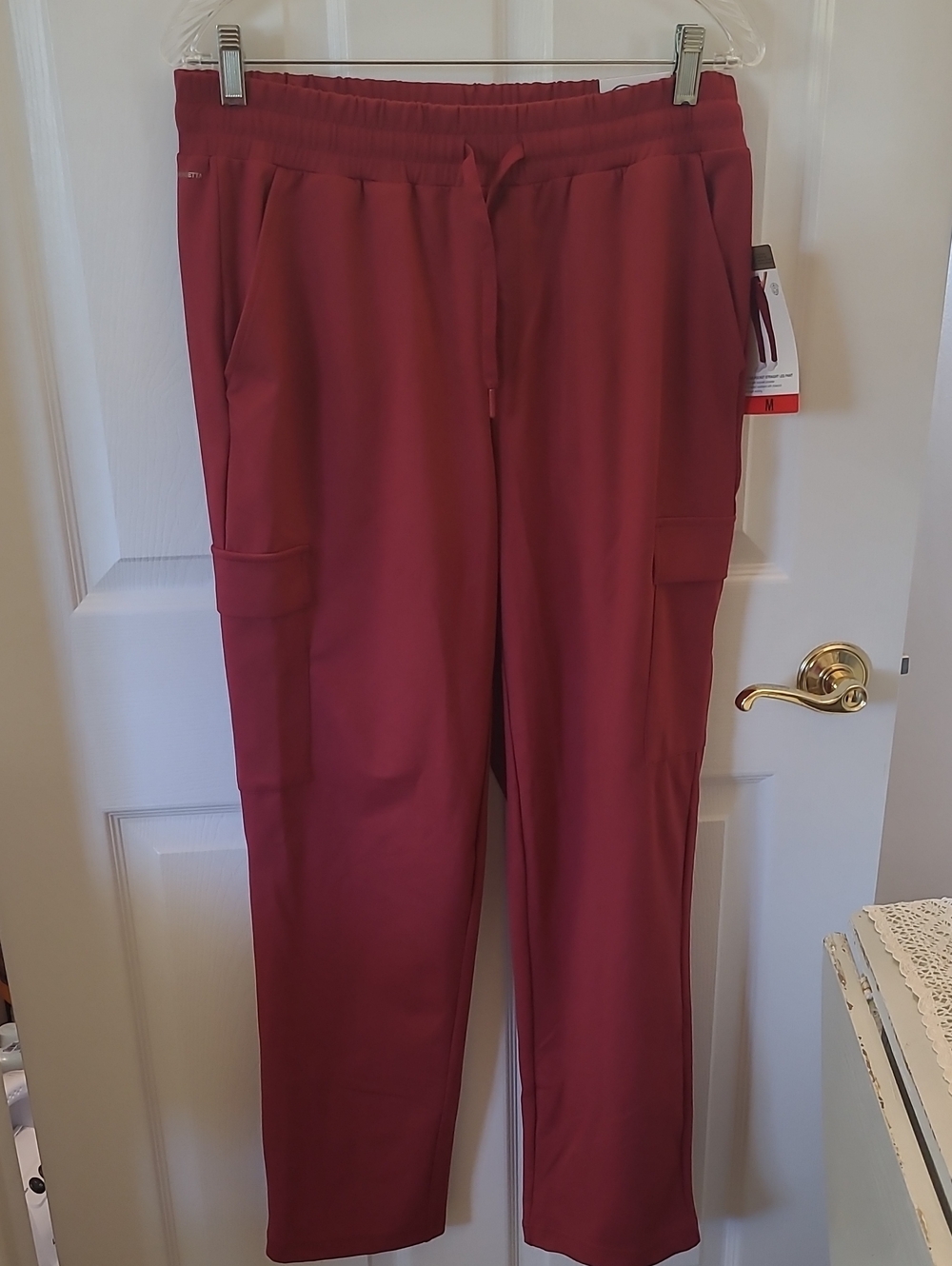 NWT. Mondetta Women’s Burgundy Cargo Pants. Size Medium. Bin 7